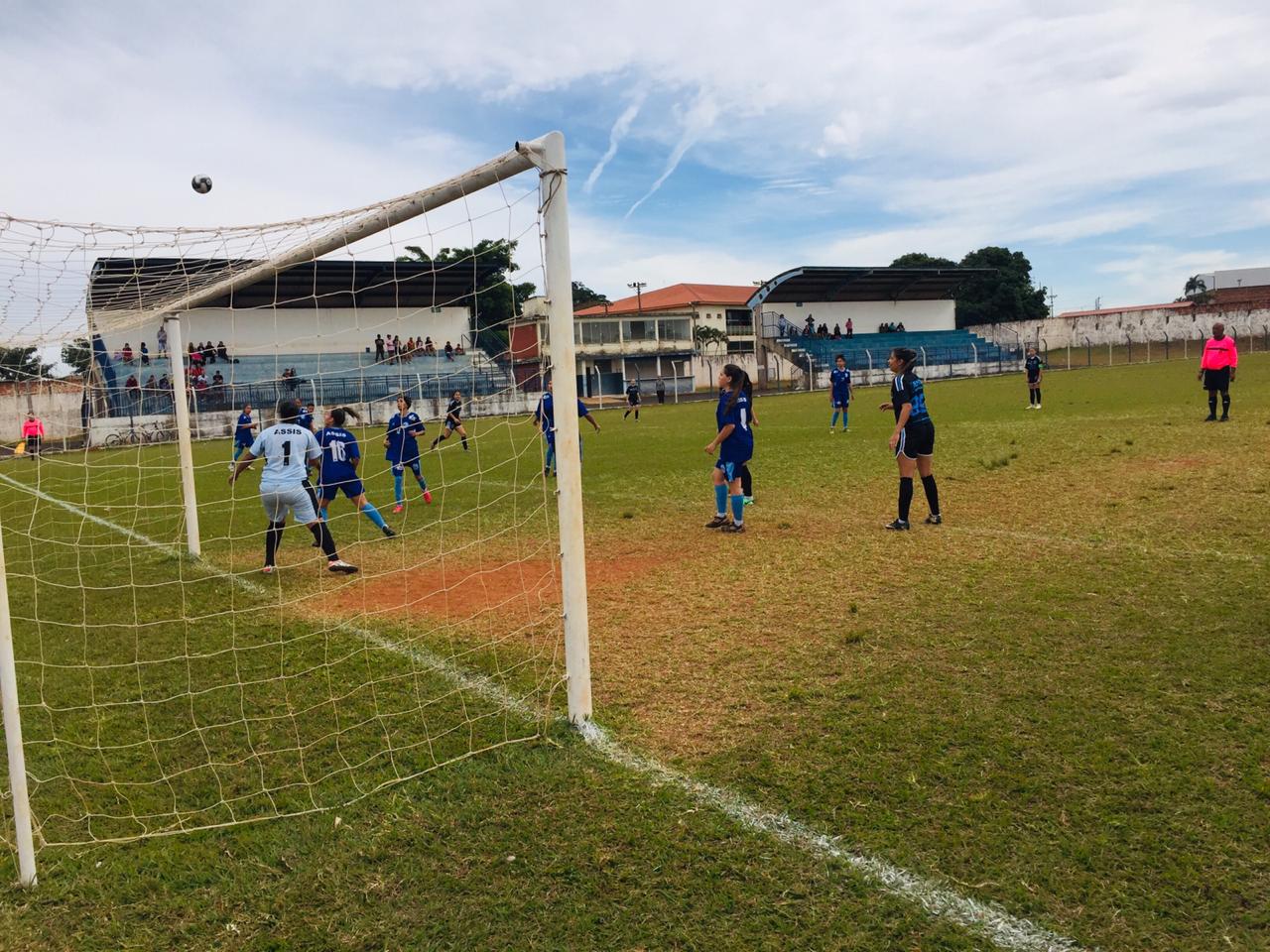 Futebol feminino e masculino de Assis disputam 3ª posição