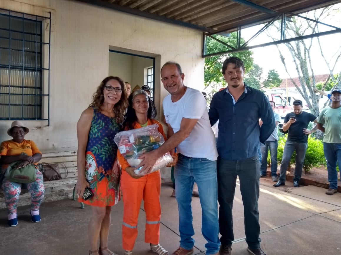 Fundo Social entrega cestas de Natal a colaboradores da Limpeza Pública