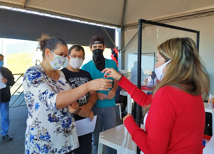Prefeito de Assis prestigia entrega de chaves do Residencial Vida Nova 2