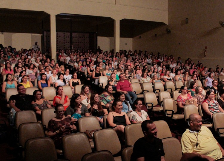Professores do Município de Assis são homenageados com espetáculo de humor