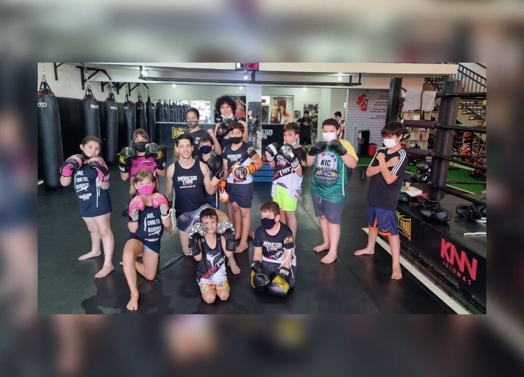 ESPORTE EM MOVIMENTO:  Município oferece aulas de Kickboxing em parceria com a academia Marega Thai