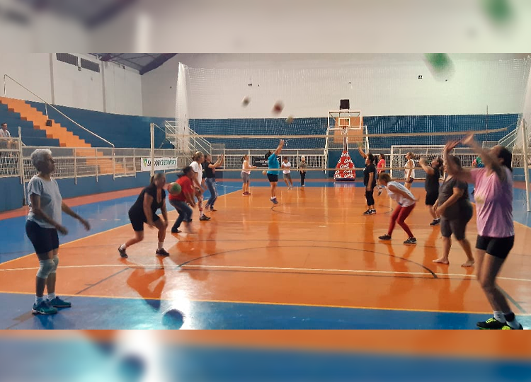 Servidoras pegam “pesado” e  se divertem no primeiro treino de vôlei do projeto Saúde Esportiva para Servidores