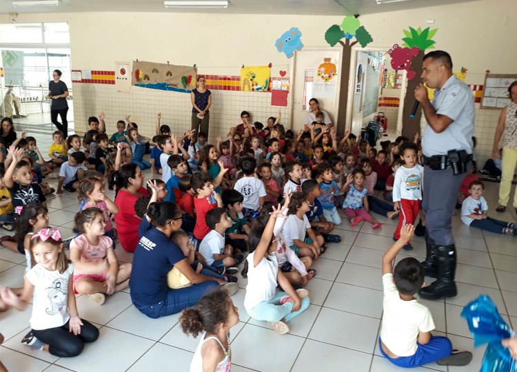 Projeto da EMEI Eunice de Lima Silveira recebe policiais rodoviários na escola