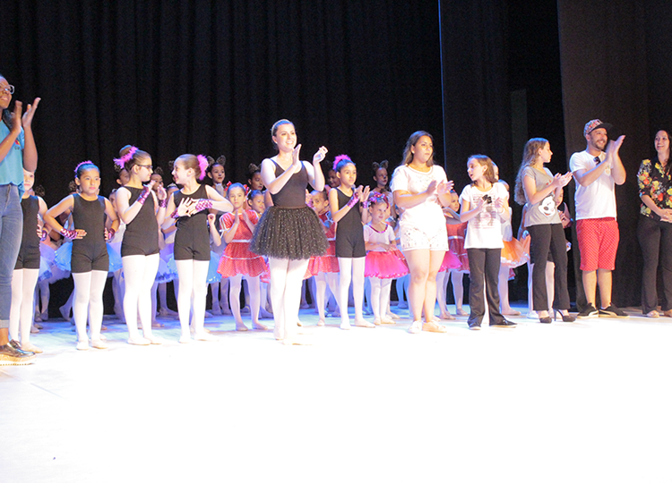 Ballet Baby da Cultura se apresenta para alunos da Rede Municipal de Ensino