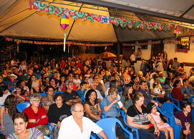 Festa do Folclore é realizada com diversas apresentações e reúne numeroso público