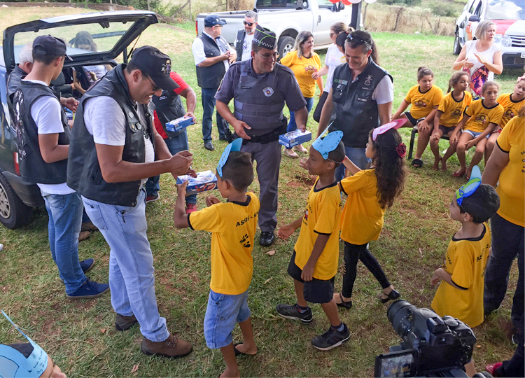 FEMA, Mike Maluco, PM e Corpo de Bombeiros entregam 260 caixas de chocolate para alunos da João Leão