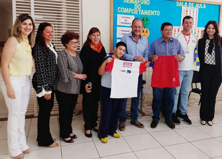 Alunos da Rede Municipal recebem uniformes do Programa Atleta do Futuro