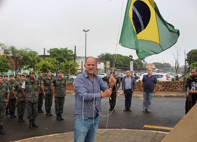 Prefeito José Fernandes participa de troca e hasteamento da Bandeira