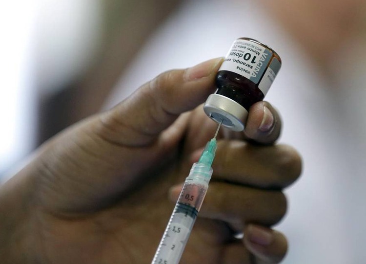 Saúde vacina contra sarampo; população deve atualizar caderneta de vacinação