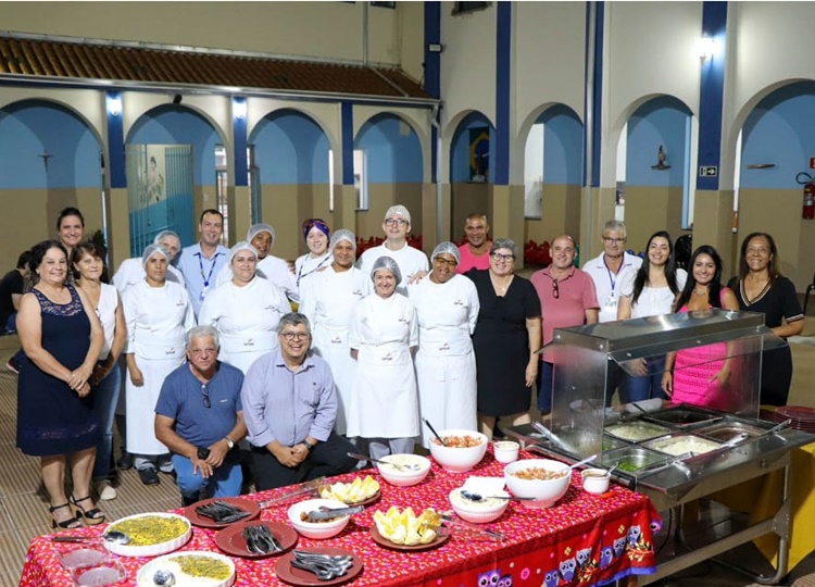 Formandos de auxiliar de cozinha mostram talento em jantar oferecido no final do curso