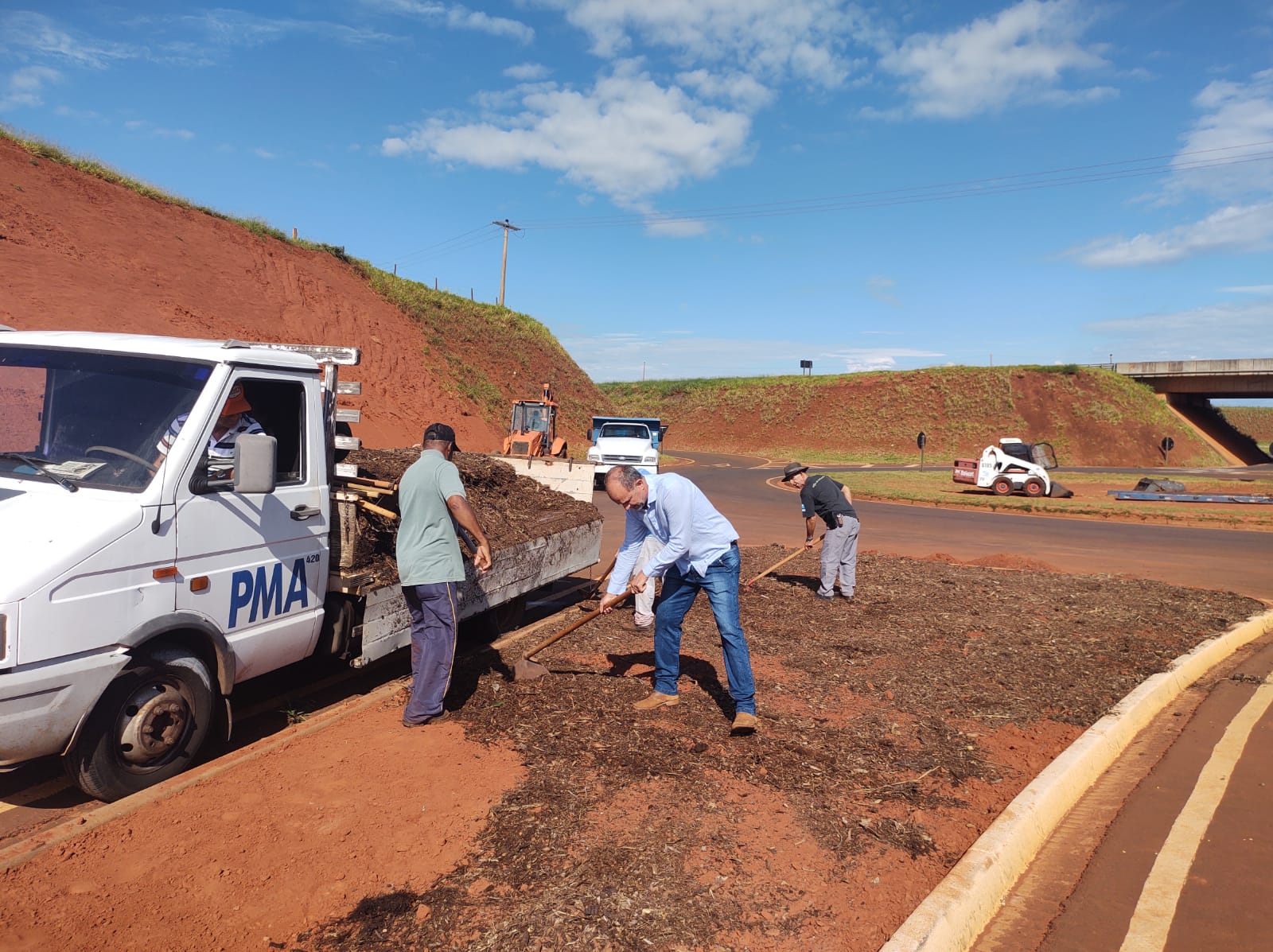 MEIO AMBIENTE EM MOVIMENTO: A Secretaria de Agricultura e do Meio Ambiente inicia o projeto Paisagístico com plantio de grama na Av. Integração