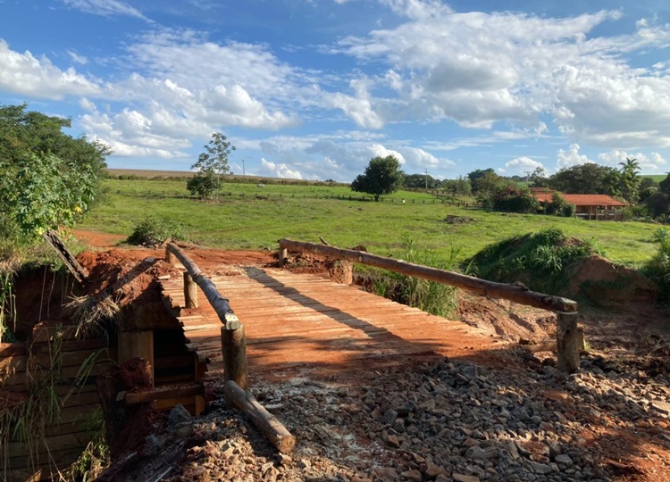Ponte que liga os bairros rurais Água da Fortuna e Lagarto Verde é reconstruída pela Prefeitura