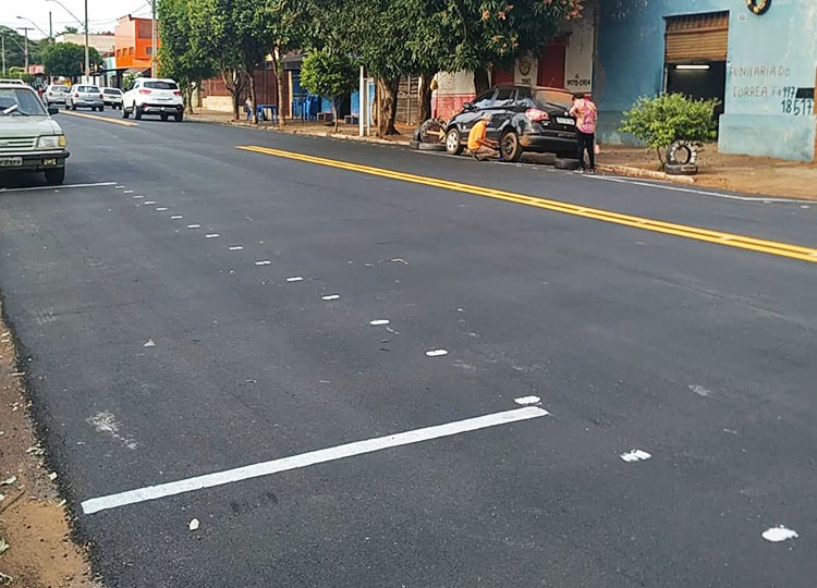 Avenida David Passarinho recebe novo asfalto e Prefeitura realiza sinalização viária em trecho já recapeado