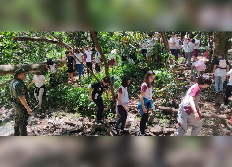 Polícia Ambiental com o apoio da Prefeitura de Assis realiza trilha ecológica com alunos do ensino fundamental