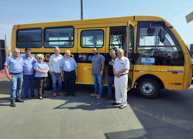 Prefeito entrega novo ônibus para transporte escolar na Rede Municipal de Ensino