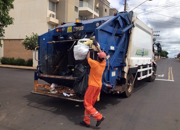 MEIO AMBIENTE EM MOVIMENTO: Assis mantém compromisso com a população realizando coleta de lixo diária