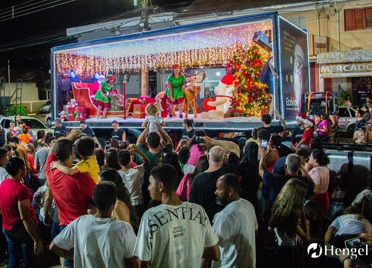 Desfile do Papai Noel marca abertura do comércio até as 22h em Assis