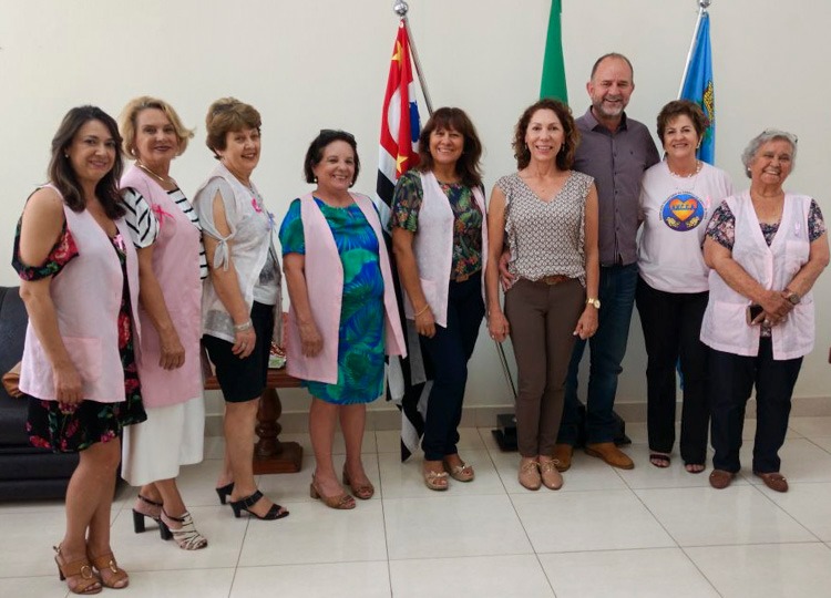 Prefeito e primeira dama recebem voluntárias da Associação do Câncer