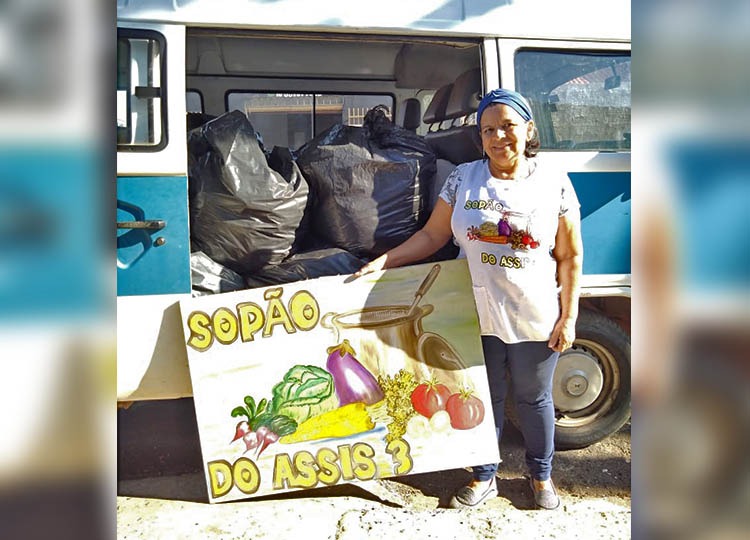 Sopão do Assis III recebe 1.679 peças de roupas e cobertores do Fundo Social