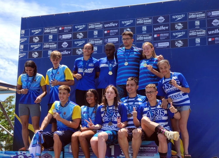Nadadores de Assis conquistam ouro em Campeonato Estadual
