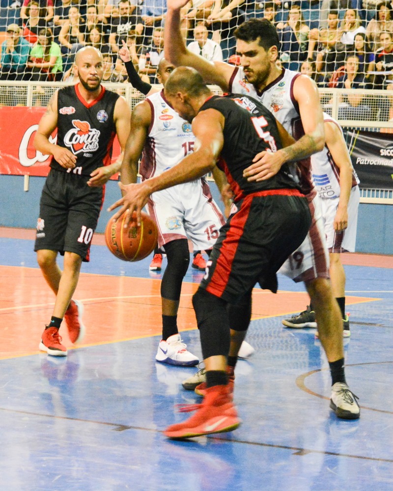 Basquete Assis perde em Santos, mas continua na liderança