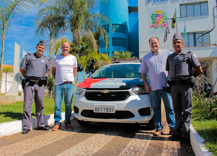 Prefeito José Fernandes e PM comemoram aquisição de viatura policial