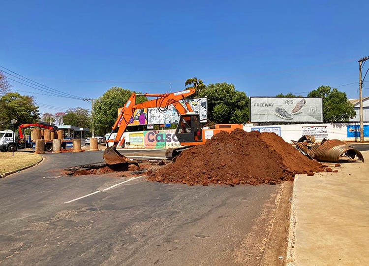 Prefeitura inicia substituição de tubos armcos para novos de concreto, em trecho da Avenida Getúlio Vargas 