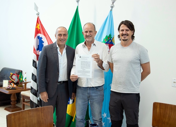 TECNOLOGIA EM MOVIMENTO: Contrato com empresa multinacional que irá realizar as trocas das luminárias por LED em Assis é assinado