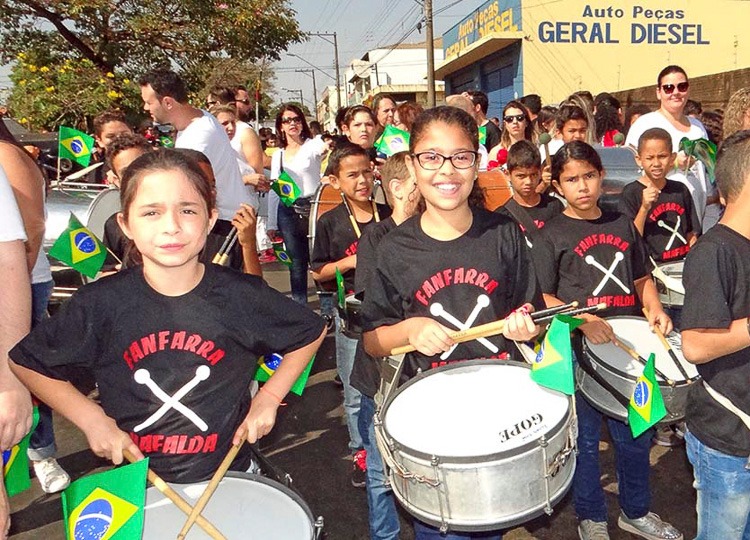 Projetos de escolas municipais se apresentam no Desfile Cívico