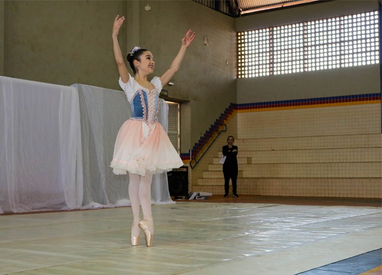EMEIF Coraly Júlia recebe primeira apresentação de balé do projeto Ciranda da Dança