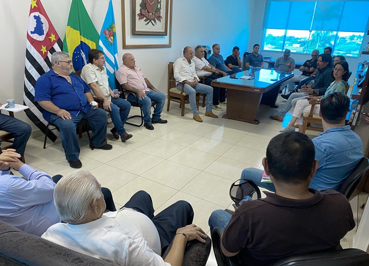 Prefeito e empresários se unem para soltura de 2 toneladas de peixes no Parque das Águas