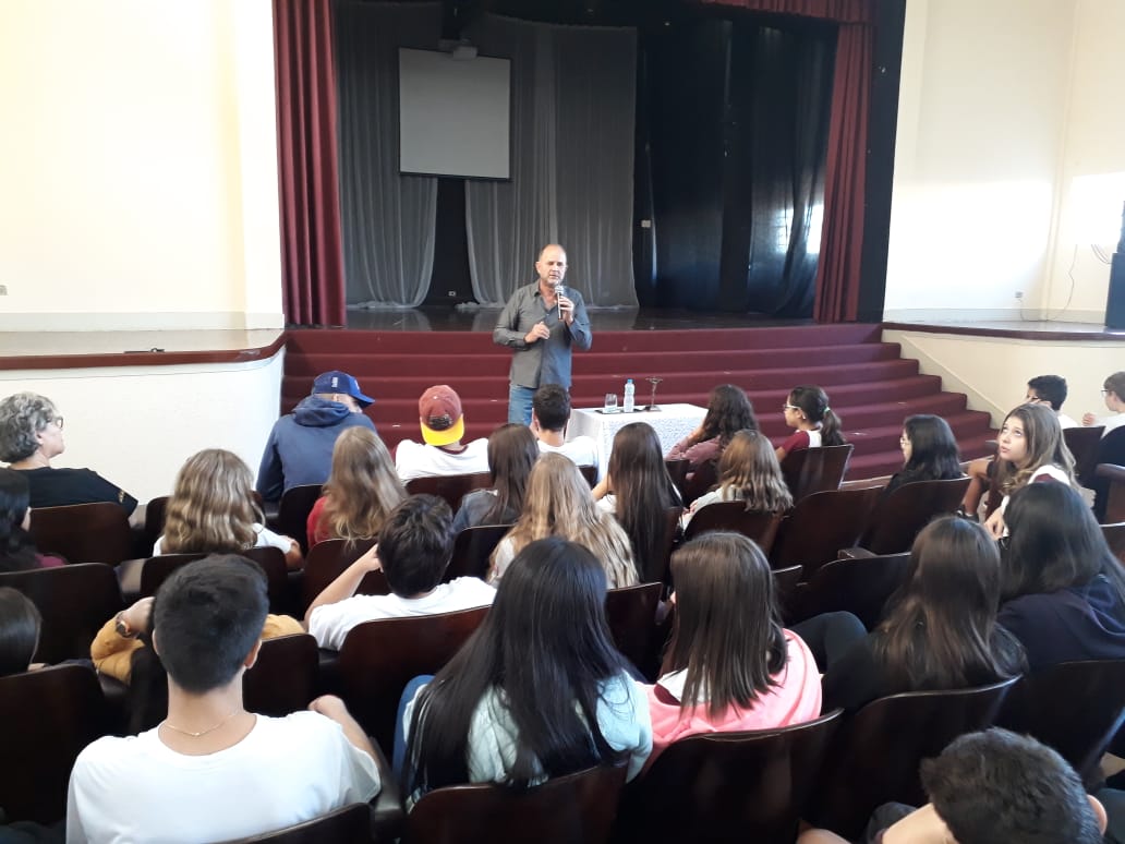 Prefeito ministra palestra sobre Políticas Públicas no Colégio Santa Maria
