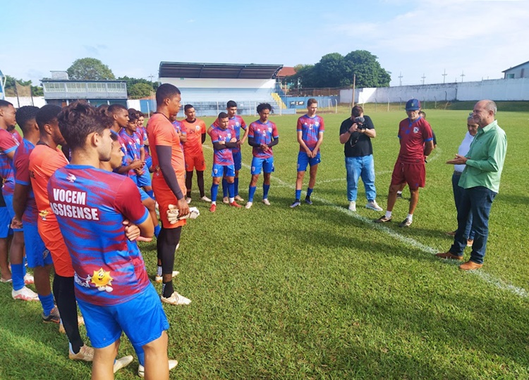 Prefeito de Assis prestigia treino do VOCEM/Assisense e anuncia promoção para Dia das Mães