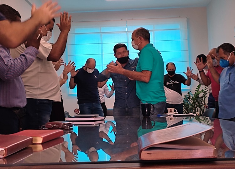 FÉ EM MOVIMENTO: Pastores evangélicos fazem oração na Prefeitura