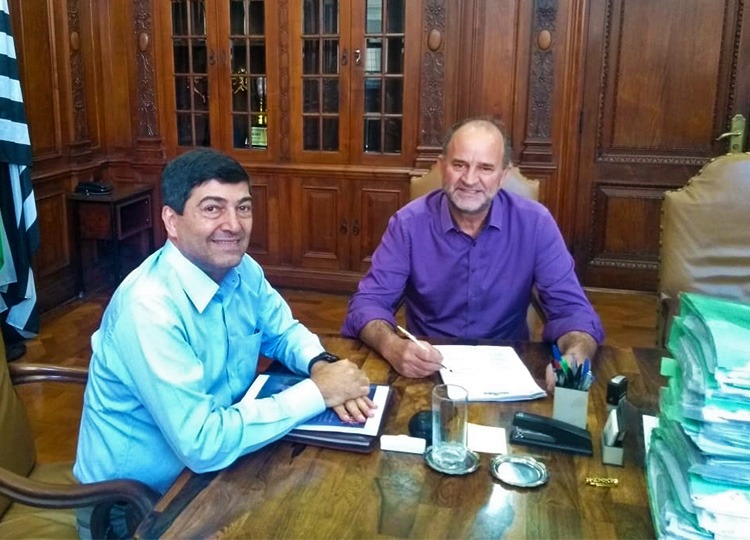 Prefeito José Fernandes assina e recebe convênio do Estado que repassa R$ 450 mil para os Jogos Regionais em Assis