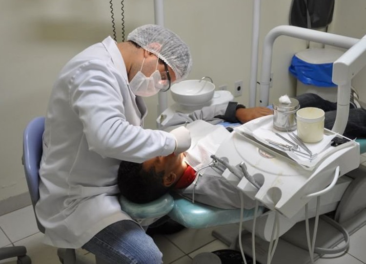 Saúde oferece exame preventivo de câncer bucal a pessoas com mais de 40 anos