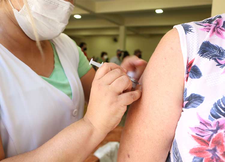 SAÚDE EM MOVIMENTO: 2ª dose de CoronaVac da vacina contra COVID-19 será disponibilizada apenas na UBS Vila Operária 