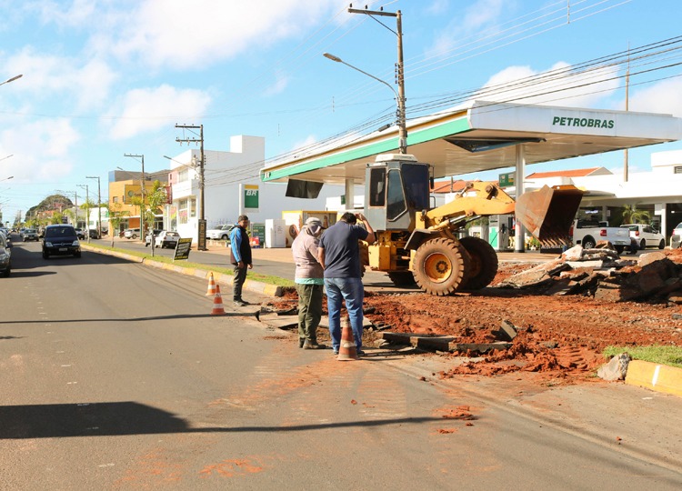 Prefeitura constrói rotatória na Dom Antônio