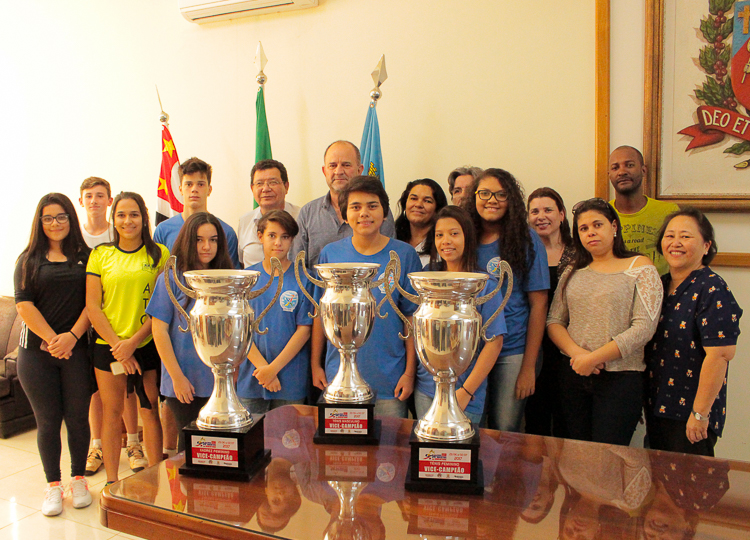 Prefeito recebe vice-campeões assisenses dos Jogos Abertos da Juventude