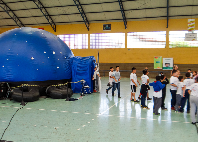 Alunos do Município participam de sessão em planetário