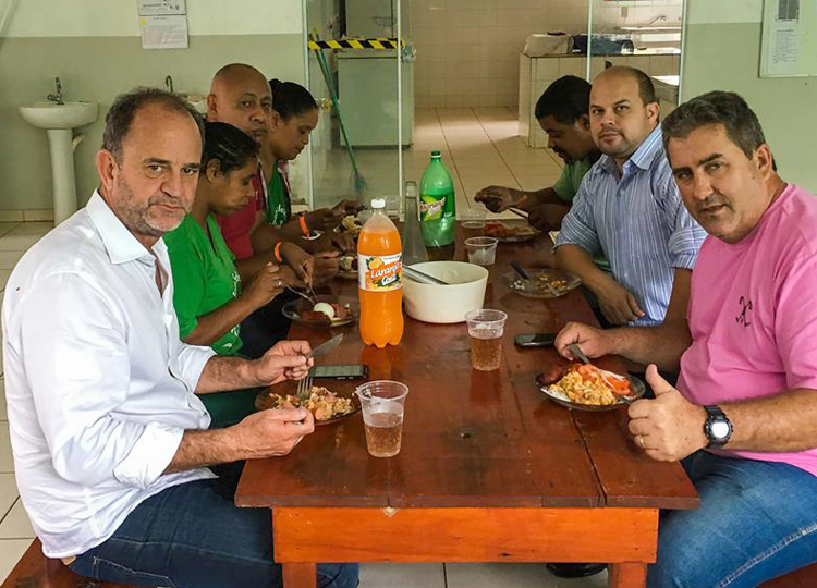 Prefeito e vice almoçam com funcionários da COOCASSIS