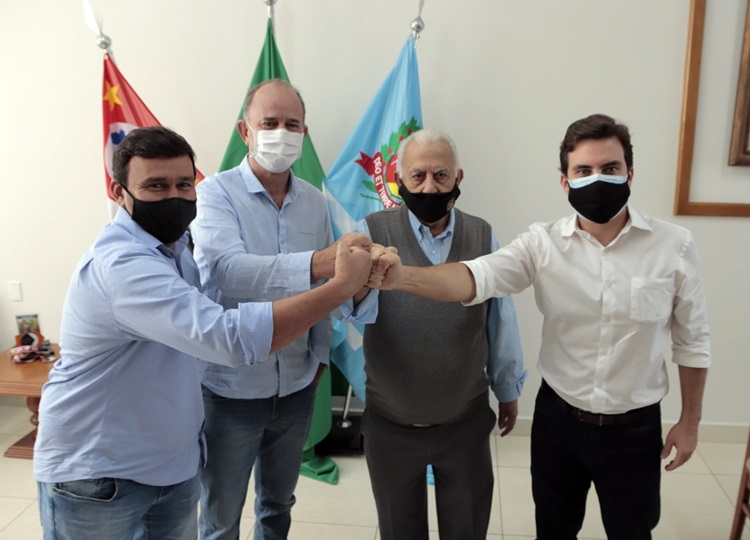 Prefeito José Fernandes solicita recursos em visita do deputado estadual Vinicius Camarinha