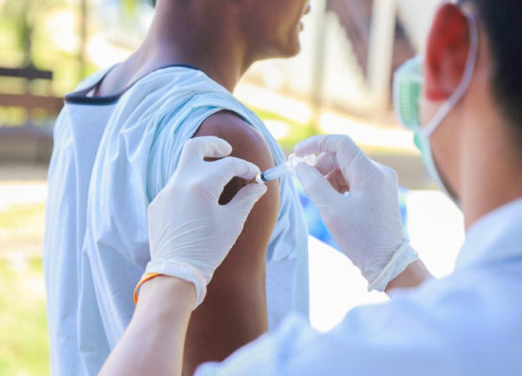 Saúde realiza vacinação contra HPV em adolescentes do Parque Colinas