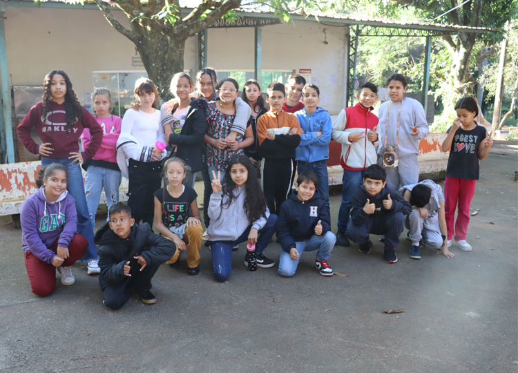 Alunos da rede municipal têm aula prática na Usina de Reciclagem Coocassis