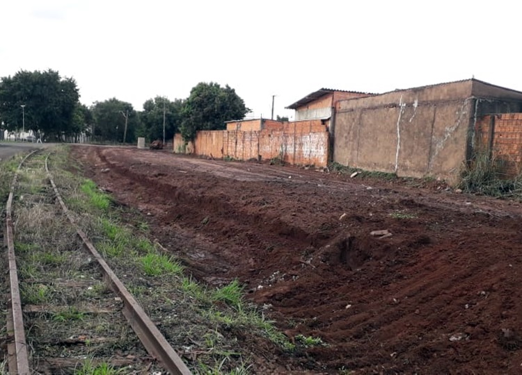 Prefeitura realiza limpeza em extensão da linha férrea