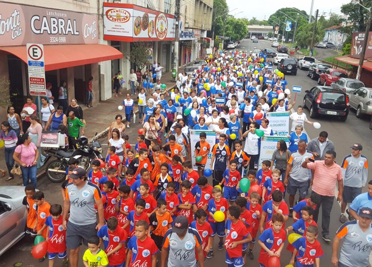 Agita Assis promove caminhada e mobiliza diversos esportistas