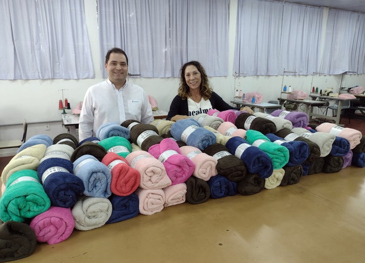 SOLIDARIEDADE EM MOVIMENTO: Grupo Energisa doa 100 cobertores para o Fundo Social
