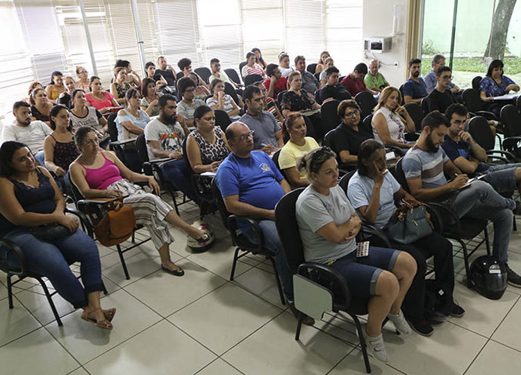 Brigada de funcionários da Educação contra a Dengue recebe orientação de agentes de Endemias