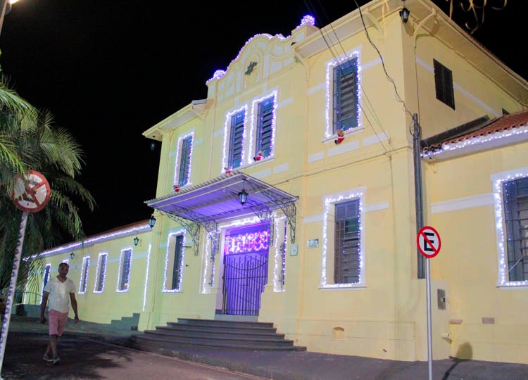 Depois de revitalizada e iluminada para o Natal, Estação Ferroviária será reaberta