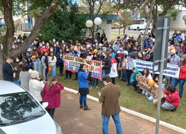 CIDADE EM MOVIMENTO: Passeata alusiva contra a Violência e Abuso Sexual contra Crianças e Adolescentes reúne centenas de pessoas